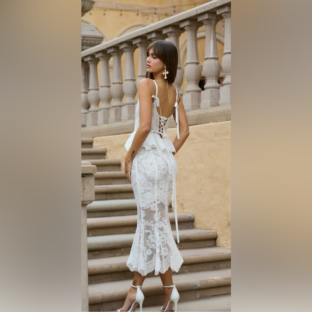V. Chapman Vinetta Set in White Chantilly Lace - Size 4 - Picture 11 of 13